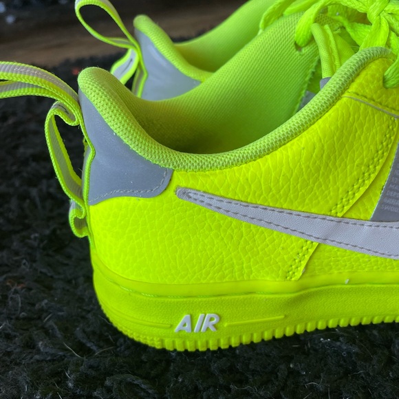 NIKE Air Force 1 Low LV8 Utility GS 'Volt' - Picture 4 of 14
